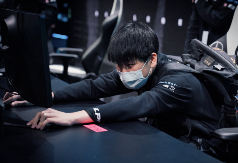 Uzi回归赛场，出色防守首场状态亮眼，法国队观众沸腾！